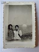 太和村 我（陈祖芳），1970年秋收，在新平老厂太和村与插队时的好朋友冯启仙，在生产队仓库房顶上的照片