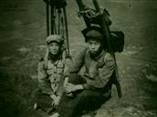 人民村 1969年1月下乡后，先后几次去三河大队山上砍柴，这是在山顶上拍的一张照片。