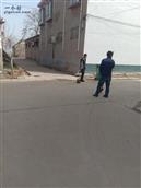 化庄村 党员干部在街道打扫卫生