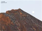 西乌素图社区 山月相映。