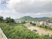 坪南村 雨过天晴的坪南村，刚涨过水的梅江河依然略带黄色。