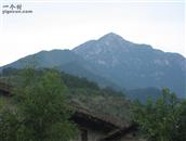卢坊村 在东庄去坑溪的山路上拍的军峰山。2006年