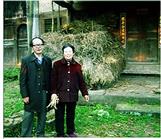 茨竹村 同兴1队荒沟莫家大院里左起知青徐培荣，右二嫂扬光菊。于2003年合影。