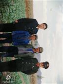 侯家夭村 1988年知青赵振平，王如斌和原村支书冯玉壁，五队队长利瑞在村地头留影。