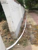 沿河村 沿河村党支部组织水泵对有草的区域进行洒水，以防火患。