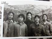 罗家湾村 1969年秋天，在延安甘谷驿罗家湾插队的同学，于村东头的留影。左起：王英英，杨菲菲，蔡勤，武海燕，沈梅娅