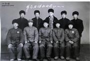 磊山村 磊山大队1968年12月，欢送应征入伍新兵留影，前排左一左二为营口下乡知青。