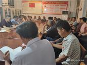 东站村 村两委召开党员和群众代表会议，学习党的精神