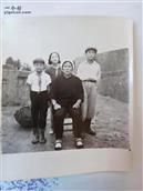 敖日布告嘎查 七十年代的敖力布告村，村书记夫人与孩子
