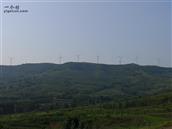 云庄子村 西山看牟家沟南山上的一排风力发电机。