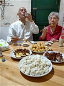 石桥村 欧公塘王允华夫妇二在吃晚餐。