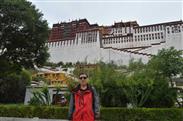 曹官营村 在西藏布达拉宫前