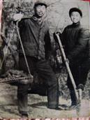八墩村 70年代的兄弟情，（瘦长者是上海知青周卫东，矮先生是大队医生阮金和。