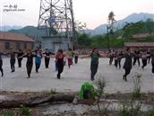 独石村 朴实的村里人，在快乐的跳舞。