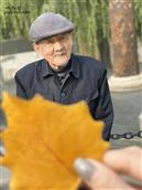 东大寨村 87岁老人在兰州中山桥旁留影