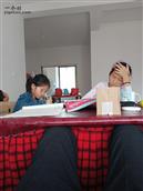 坪里村 孩子们在写作业