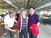勐捧农场团结桥生产队 1975年担任七分场党委副书记的秦本华（中）与上海知青在一起。摄于2019年11月。