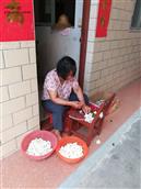 横岗村 村民在农闲时做塑料花🌸 来帮补生活费，但价钱很低，加工好一朵塑料花才得到0.15元，做一天才赚五六块钱，主要是被中间商赚了，剥削了