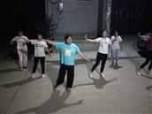 南王村 晚上的南王美女们，剩凉之际在街上跳起舞来！