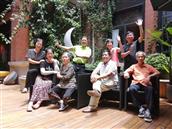 南荣村 当年南荣十四队的知青与妇女主任农英莲、老师陆海文聊天。