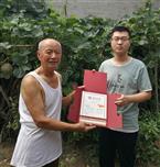 固汪村 固汪村陈世茂今年高考被北京大学录取，图为他和爷爷分享快乐。