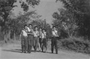 章凤村 屯兴社男知青。1971年3月左右，云南人民出版社一位姓书的记者拍摄于寨子外公路边。