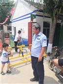 王盘石村 警务助理在王盘石幼儿园执勤