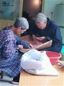 西小虹村 80岁老太和90岁老姐姐认真的挑选丰收的花生。