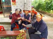 银洞村 这是我重返54年前来过的银洞村瑶族时，找到这些年长者，她们的生活健康，热情好客，大家愉快的边摘豆子边欢谈。