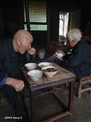万峰村 一对百岁老人夫妇在吃饭