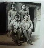 凉西村 1972年我们一群上海学生（五个女生）在安徽定远县能仁公社凉亭大队周家生产队插队落户，这是我们请一个走村串乡的乡村摄影师在茅草屋寝室门口拍的唯一的一张照片。（很遗憾一位同学在上海未归队）我们至今保存珍藏着！