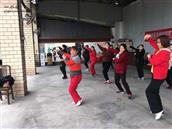 高坎社区 老协的舞队在练舞之余拍个美照！