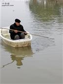 苏廖村 金爹爹九十一岁划着小船在水塘中。摄于2020.11.22日下午