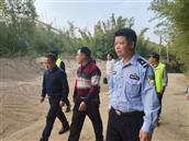 光华村 光华村书记和镇政府领导巡查禁毒安全隐患工作。
