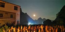 凤翔村 凤翔村周边环境不错   夜幕降临  月亮升起来了