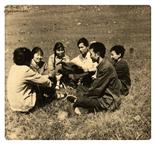 鸡笼山村 1975年在鸡笼山上读报学习。