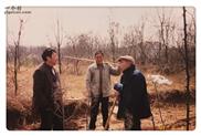 鸡笼山村 2002年重返鸡笼山，与老朋友交谈。