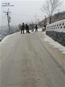 郝家塔村 大雪后的郝家塔村民清扫道路