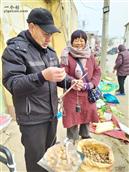 北赵峪村 国庆在石家庄市城中村集市卖核桃。