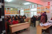 金淮村 整洁、规范的村委会小楼和参加学习培训的村民们