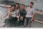 杜锡恩格热嘎查 这是1968年9月初，24名北京知青在李仁康老师的护送下来到了这个美丽的小山村开始了下乡插队的生活。这张照片是尊敬的李仁康老师和几个同学的合影。