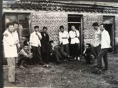 八五二农场第五管理区 来自北京，上海，天津，哈尔滨的知青于1977年在八五二农场五分场七队知青宿舍前拍的照片。