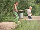 马沟村 2008年在崇信县同城公社马沟大队塘湾生产队，我们上山下乡插队落户，吃水的泉眼，清澈的泉水源远流长！担水的孩童