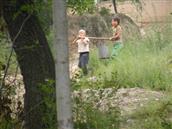 马沟村 2008年在崇信县同城公社马沟大队塘湾生产队，我们上山下乡插队落户，吃水的泉眼，清澈的泉水源远流长！担水的孩童