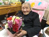 和平社区 承蒙和平社区领导关心，三八节送我母亲鲜花，老寿星百岁零五靠的是政府各级的关怀，靠的是社会各项优越条件的支助，在此，我们儿女谨向您们致以衷心的感谢！