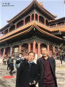小相村 小相村邢其瑞、李光亮在北京旅游去“雍和宫”18米高的白檀木雕佛像大殿前留影。