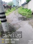 百沥村 这段路面一下雨严重积水,车子开过泥浆带上水泥路面.请村领导关注、盼处理