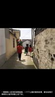 河南社区 江阴志愿者们在当地村民的引导下进行采访