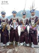 山岗村 穿着五年一度芦笙节纯手工秀花的衣服
