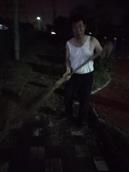 民主村 模范共产党员黄加庆同志利用休息时间在友好桥公园内打扫场地。值得点赞。